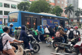 Hàng chục người nâng xe buýt để cứu người phụ nữ bị cuốn xuống gầm