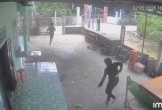CLIP: Táo tợn vào sân trộm xe, rút hung khí đe doạ chủ nhà