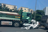Ôtô bị tông nát bét sau tai nạn liên hoàn, tài xế thoát c.h.ế.t thần kỳ
