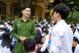 Chồng công an phụ vợ tổ chức đám cưới, ánh mắt 'soi khách' gây sốt