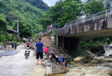 Ô tô chở dầu mất phanh tông vào lan can cầu, tài xế văng xuống suối tử vong