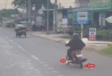 Video: Sửng sốt xe máy bị cong vành cực nặng, lái xe vẫn phi vèo vèo