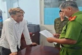 Khóa cửa nhốt nữ thẩm phán, thư ký tòa rồi dùng dao đe dọa
