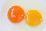 Lòng trứng màu cam đậm hay vàng nhạt nhiều dinh dưỡng hơn?