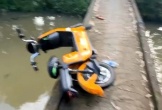 Đi qua cầu hẹp, một phụ nữ bán vé số rơi xuống kênh tử vong