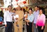 Hai trẻ nhỏ ướt đẫm trong mưa vì bị bỏ rơi trước cổng chùa