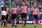 Vì sao trọng tài mặc áo hồng trong trận Uruguay - Saudi Arabia?