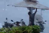 Mưa to, gió mạnh quật ngã người đàn ông ở TP.HCM
