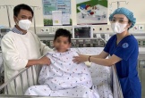 Hơn 10 giờ giành giật sự sống cứu bé trai bị ô tô cán qua người