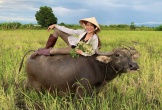 Không ai nghĩ Á hậu Vbiz này từng chăn trâu 10 năm, hiện sống trong biệt thự nhà vườn, đổi đời sau 4 lần thi nhan sắc