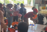 Người mẹ đưa 2 con nhỏ đi bộ qua miền Trung dưới nắng nóng trên 40 độ C