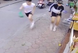 Sấm sét bất ngờ nổ đùng đoàng, đám đông đi đường chạy tán loạn