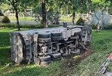 Xe ben chở đầy nhựa đường văng khỏi cầu vượt, lật ngang 