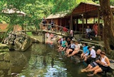Khách Tây tận hưởng dịch vụ mát xa 