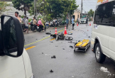 Ô tô 16 chỗ lao lên lề đường, 1 người tử vong