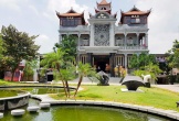 Việt Nam có toà lâu đài cao 27m, nặng 3.000 tấn, 21 cột nguyên khối, xây suốt 14 năm bởi 1 người thợ chưa từng học qua kiến trúc