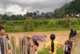 Nước lũ dâng nhanh, cuốn trôi 1 ô tô ở Sơn La