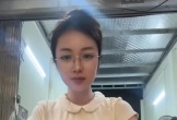Chỉ đứng bán bánh mì, hot girl này vẫn 