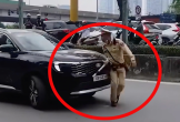 Xôn xao clip ô tô ủi một CSGT rồi tăng ga bỏ chạy trên đường phố Hà Nội