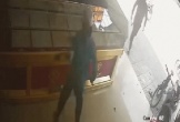 Cầm búa đi cướp tiệm vàng, đối tượng bị chủ tiệm quật ngã ngay trước cửa