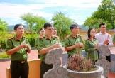 Công an tỉnh Nghệ An dâng hương tưởng niệm các Anh hùng liệt sĩ và cố Tổng Bí thư Lê Duẩn