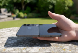 Samsung vô tình hé lộ diện mạo iPhone gập của Apple?