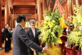Trưởng Đại diện UNESCO và Đại sứ Đặc mệnh toàn quyền Nhật Bản tại Việt Nam dâng hương tưởng niệm Chủ tịch Hồ Chí Minh