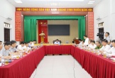 Phó Chủ tịch UBND tỉnh Hoàng Phú Hiền nghe tình hình thực hiện công tác giải phóng mặt bằng Dự án đầu tư xây dựng đường bộ cao tốc Vinh - Thanh Thủy tại Nam Đàn