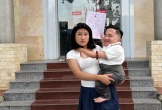 Cô gái 18 tuổi bế bạn trai mắc bệnh xương thủy tinh đi đăng ký kết hôn, câu chuyện phía sau khiến nhiều người cảm phục
