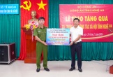 Đồng chí Đại tá Phạm Thành Long, Phó Giám đốc Công an tỉnh thăm, tặng quà Trung tâm Công tác xã hội tỉnh