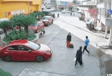Người phụ nữ đứng giữa đường nghe điện thoại, chắn đường ô tô, bảo vệ có pha xử lý 