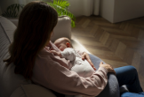 Vì sao sau sinh, phụ nữ dễ khóc hơn?