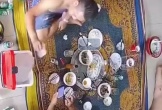 Dùng kéo đâm thủng ruột bạn nhậu