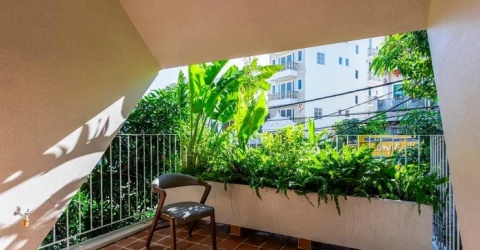 Nhà ống có mái dốc kéo xuống tầng 2 độc đáo ở Vũng Tàu