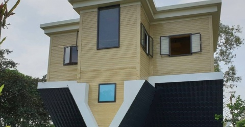 Cận cảnh ngôi nhà lộn ngược độc nhất vô nhị ở miền Tây