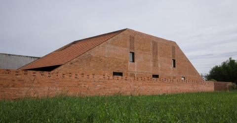 Độc đáo ngôi nhà gạch đỏ mái dốc dài chạm đất ở Long An