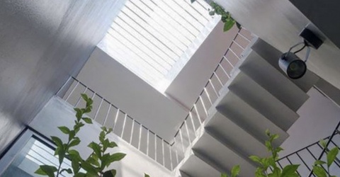 Thiết kế giếng trời ngay giữa nhà, gia chủ khóc thét khi trời nắng to