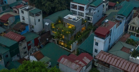 Chiêm ngưỡng nhà 4 tầng được bao bọc bởi rừng cây giữa Hà Nội