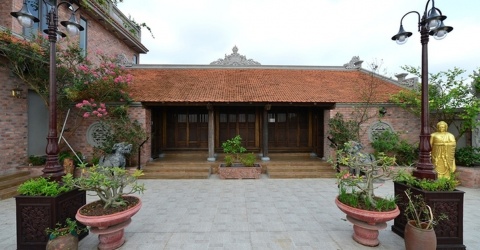 Cận cảnh ngôi nhà cổ trăm tuổi trên nóc biệt thự giữa Hà Nội