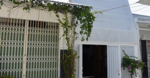 Bọc kim loại bên ngoài, ngôi nhà “biết” điều tiết nắng và gió