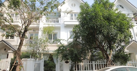 Cận cảnh biệt thự 50 tỷ của ca sĩ được tặng 2.500m2 đất