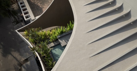 Nhà phố ấn tượng với mặt tiền khoét sâu giữa lòng đô thị