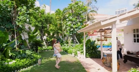 “Biệt phủ” trắng rộng 1.600m2 của Chi Bảo và vợ trẻ