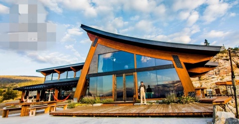 Biệt thự đẹp như mơ làm từ vật liệu tái chế suốt 14 năm