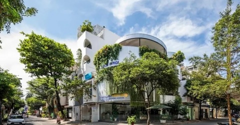 Tòa nhà ‘cong’ mềm mại phủ kín cây xanh ở TP HCM