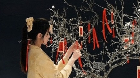 Căn hộ ngập hoa đón Tết của Hoa hậu Đỗ Thị Hà