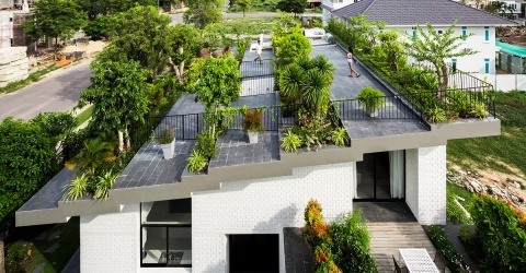 Ngôi nhà với khu vườn bậc thang trên mái ở Nha Trang
