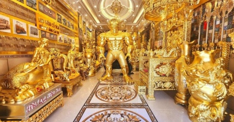 Cận cảnh ngôi nhà dát vàng độc lạ hút khách ở miền Tây