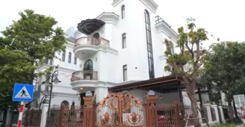 Biệt thự 220m2 toàn gỗ óc chó sang trọng tại Hà Nội