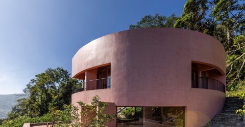 Ngôi nhà cong mềm mại, ẩn mình giữa núi rừng Lâm Đồng